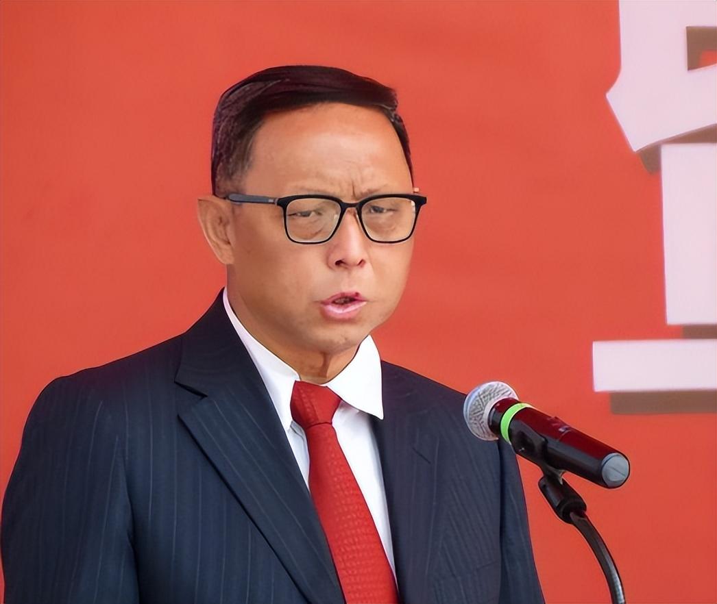 李晓明出生在1958年,他是土生土长的云南玉溪人,他的原生家庭和大多数