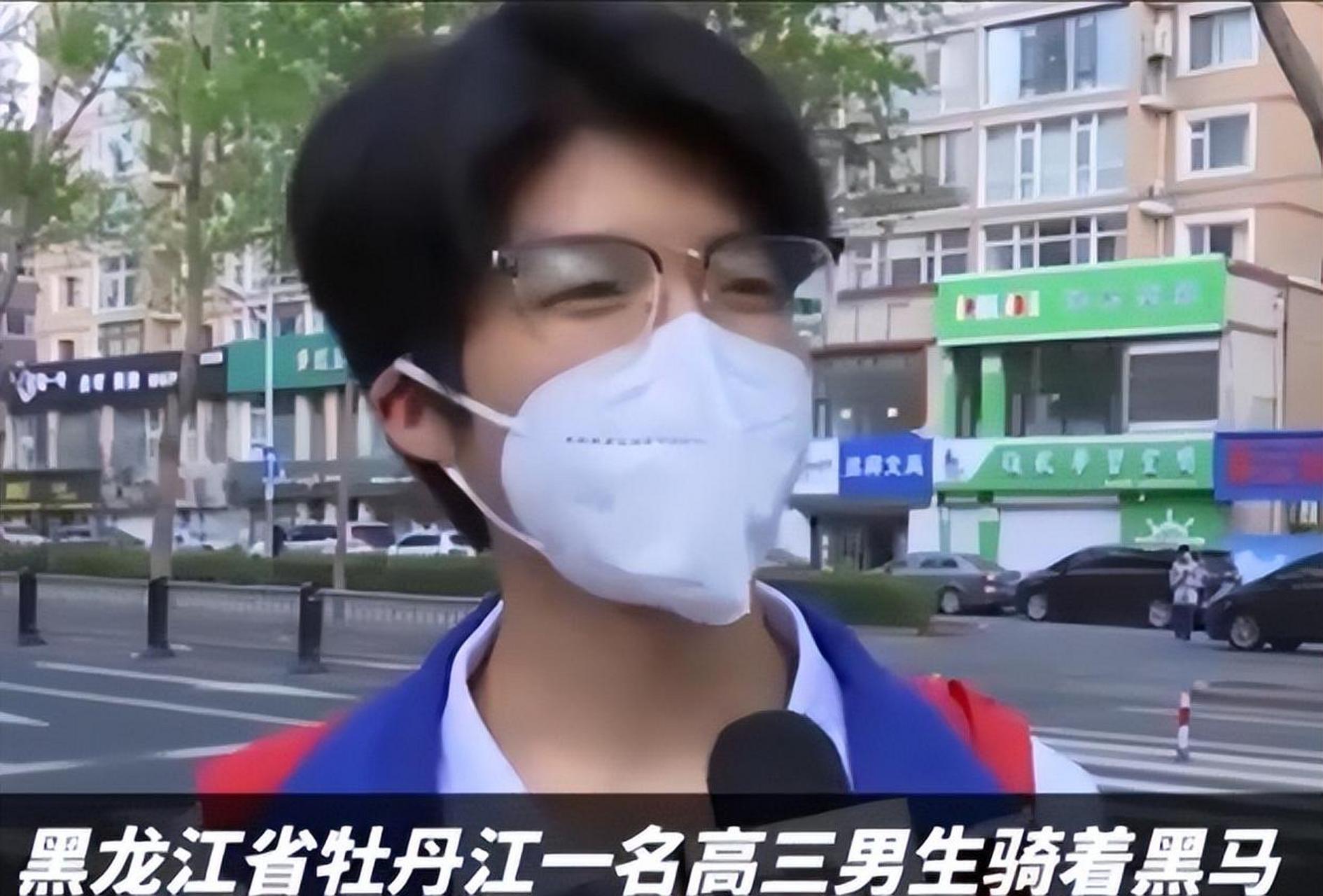 当街骑黑马缓缓走向考场 之前网上一位新疆学生骑马上学的视频火上热