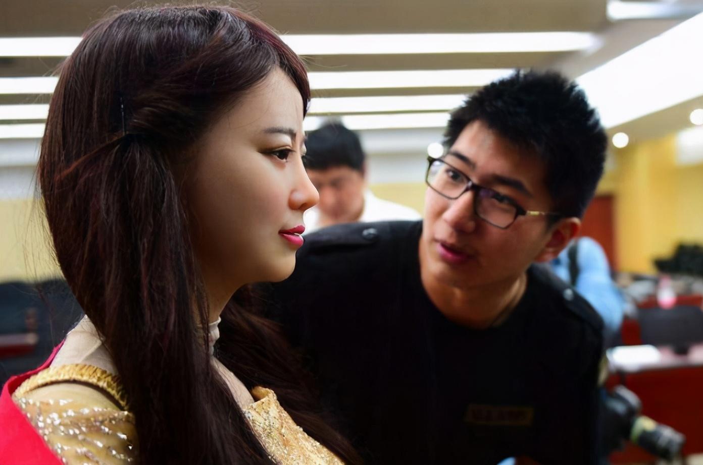 "女性机器人"为何受欢迎?不仅有3大功能,而且逼真,颜值高