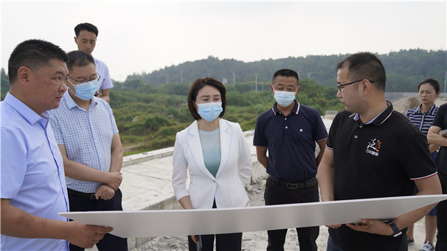 四川北川:周福兰调研沙朗恰民谣小镇项目建设情况