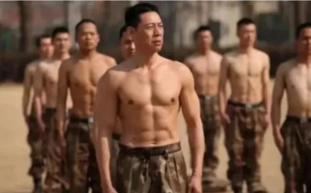 一身肌肉的男明星,黄晓明张丰毅不算啥,看到84的他:绝了!