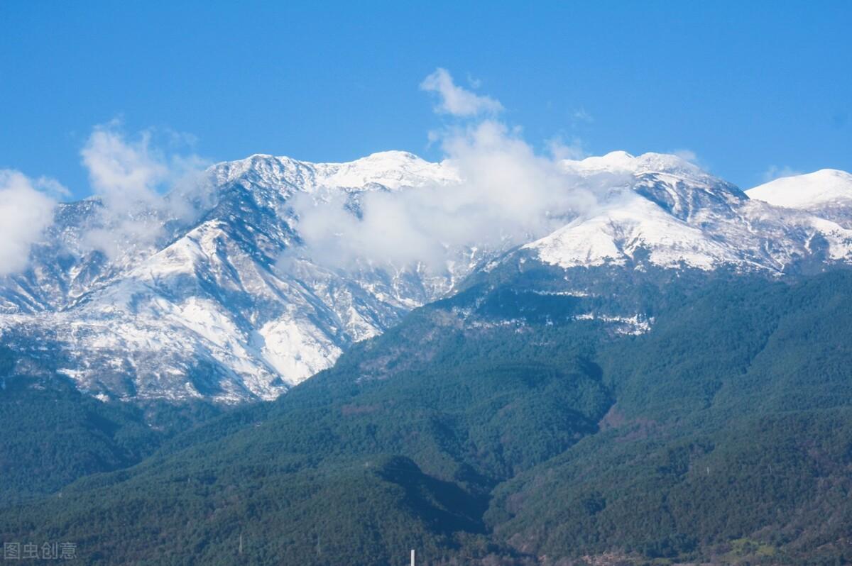 云南苍山西南雄阔地点苍冠群山群峰竞秀以雪为魂