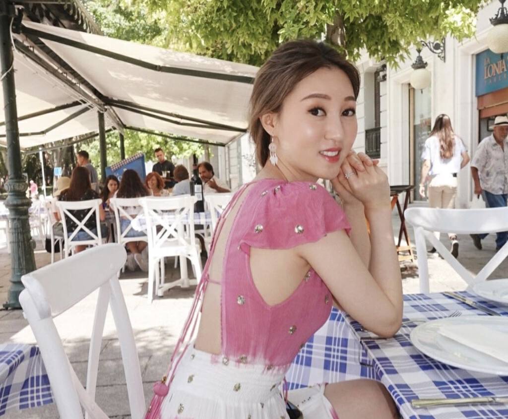 失婚港姐何艳娟到迪拜旅游!大晒美照引关注,被封"最强拜金女"