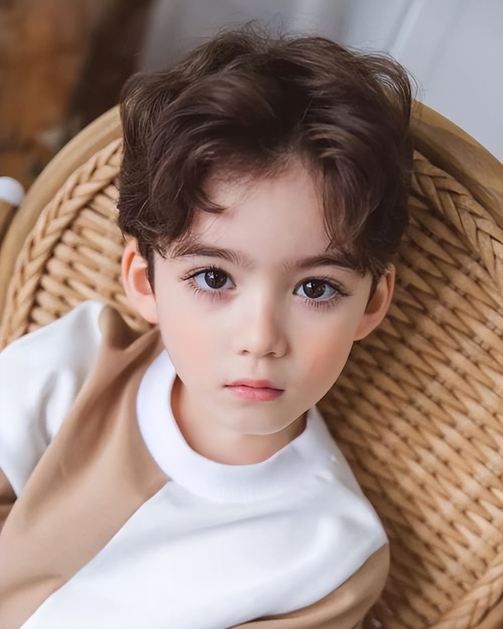 撒贝宁儿子正面照曝光,继承李白混血基因,女儿长相平平