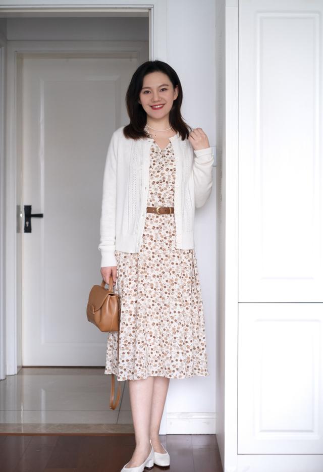 40岁女人怎么穿好看?越简约越优雅,借鉴这位博主的穿搭,很高级