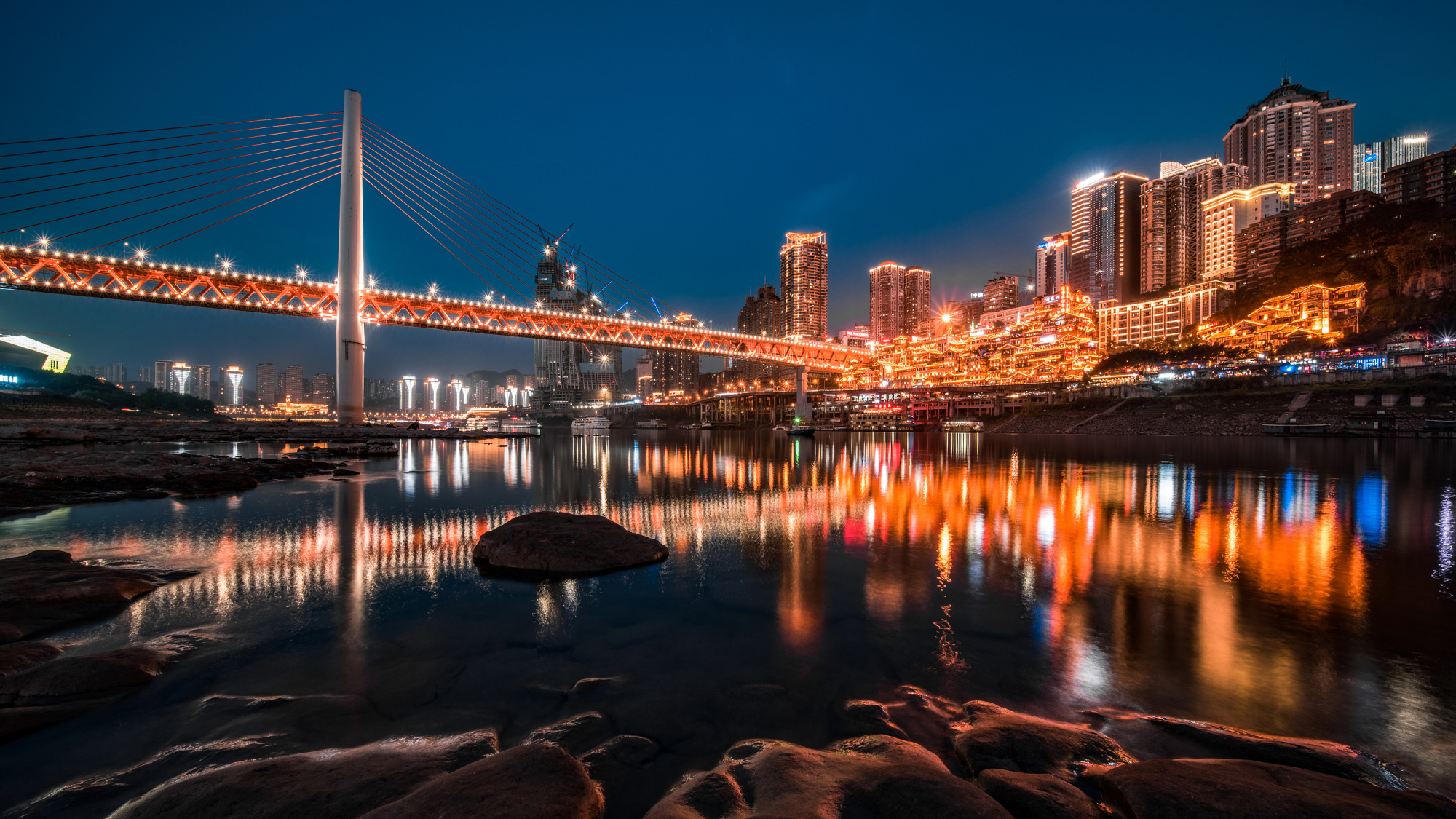 住秦军的进攻攻势,于是就有一支军队就被逼迫到了重庆的一处悬崖边上