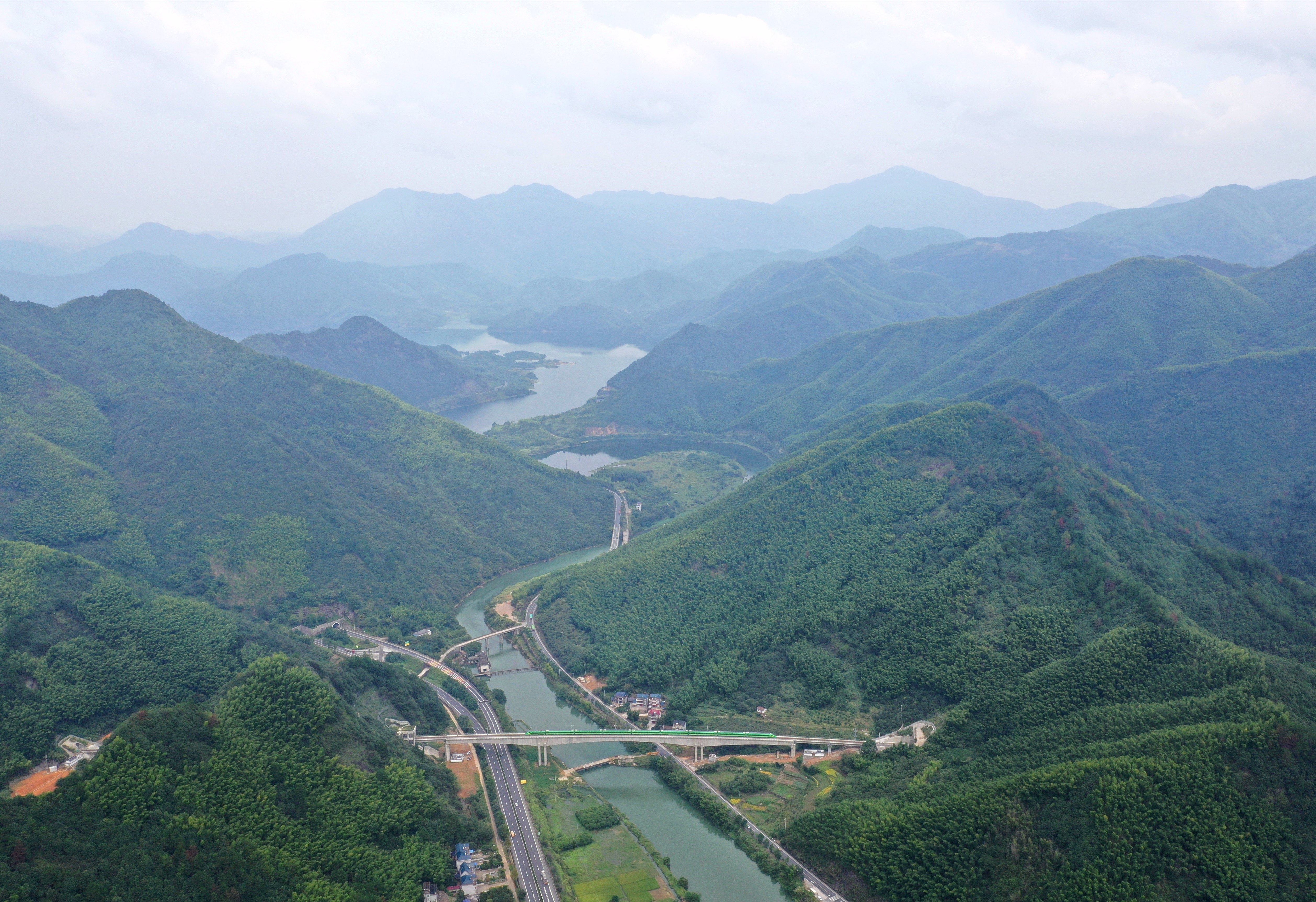 衢宁铁路开通运营