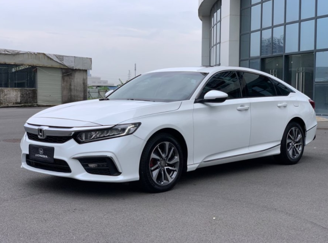 19万买辆本田inspire,洗车时遇雅阁,停车时两人相互谦让三分