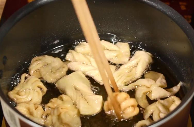 炸麻叶,排叉,果子,馓子,教你6种传统翻花手法,看着就流口水