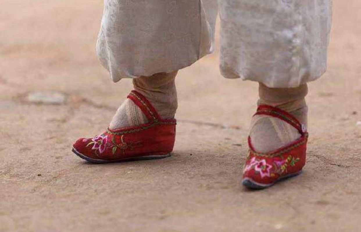 古人为什么要裹小脚?三寸金莲背后有什么样的深意?