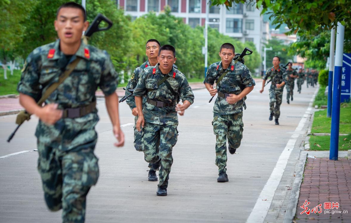 一半武警一半警察图片图片