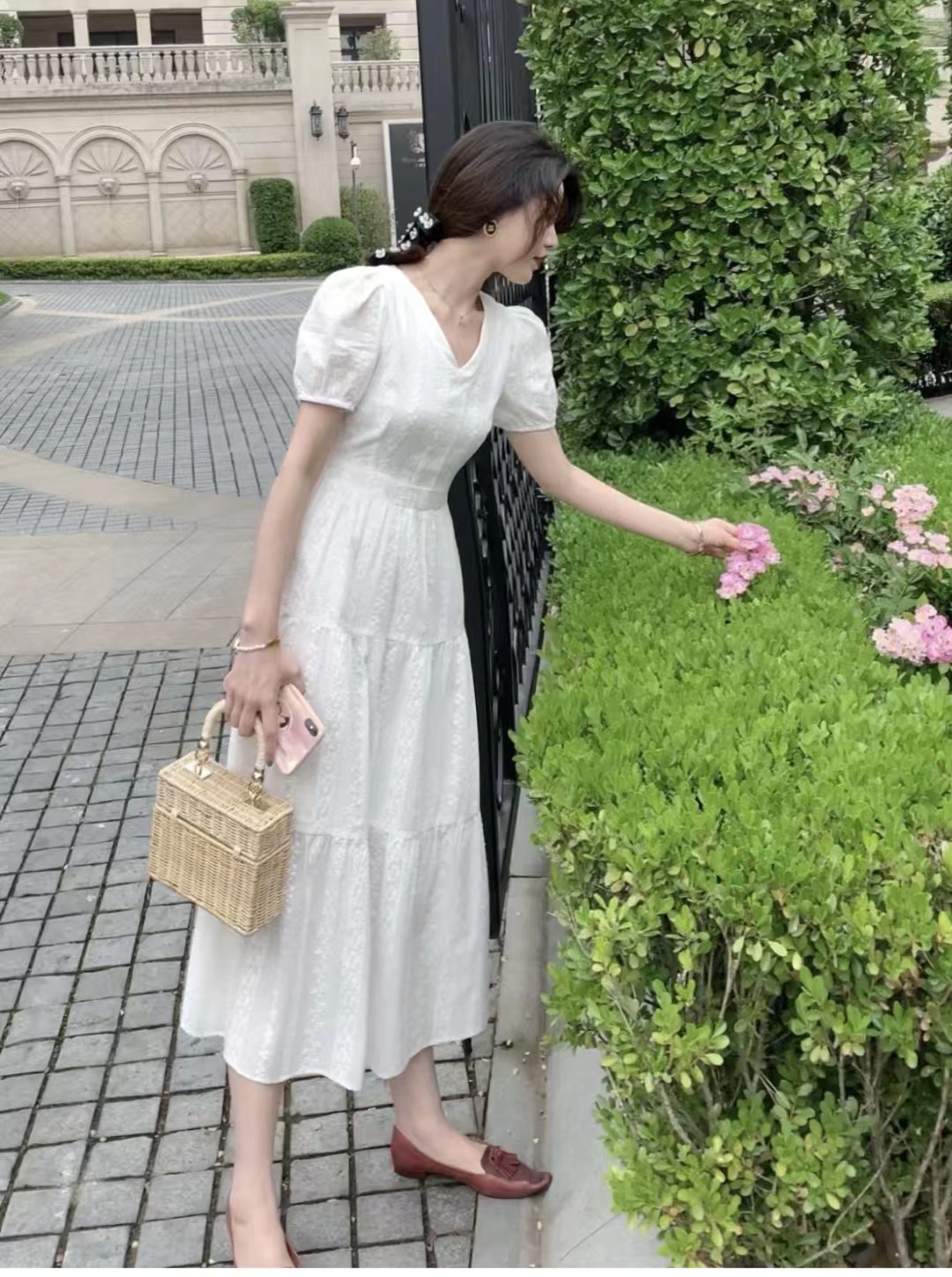 白色连衣裙配什么鞋子好看 白色连衣裙怎么搭配好看