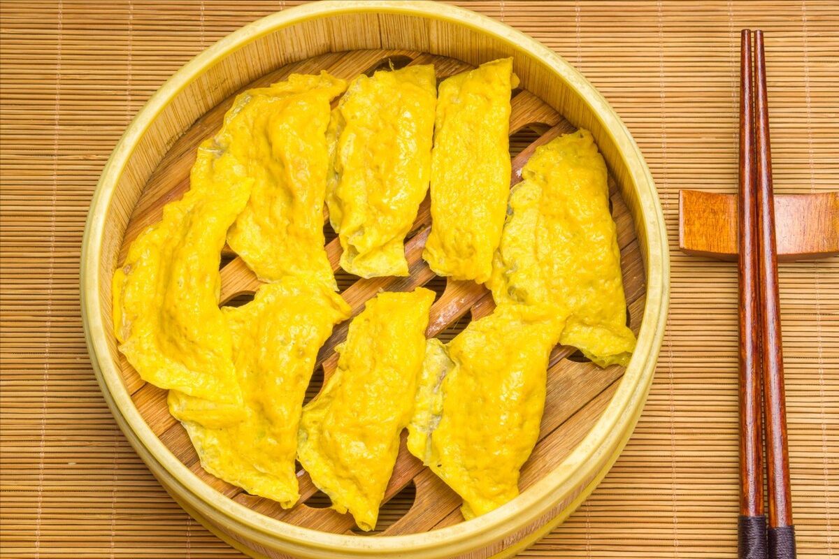 做蛋饺,一个平底锅就搞定,色泽金黄,口感鲜香,寓意财源广进