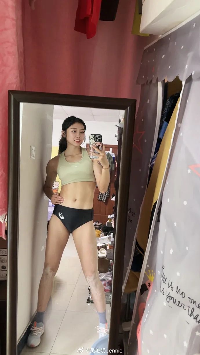 冠军纹身惹争议:吴艳妮皇冠纹身,个性十足还是违背常理