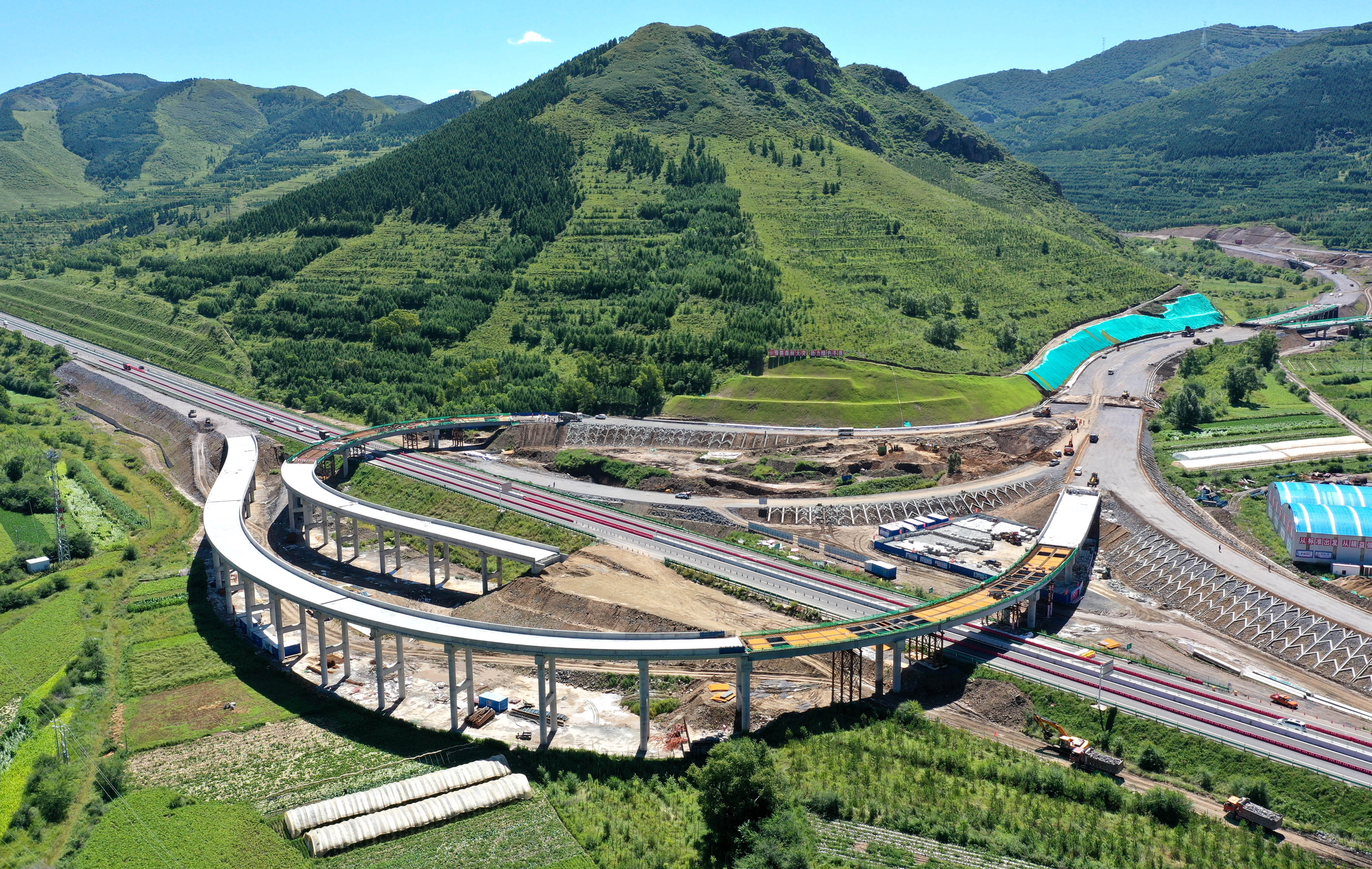 延崇高速白旗互通枢纽工程加紧推进(1)