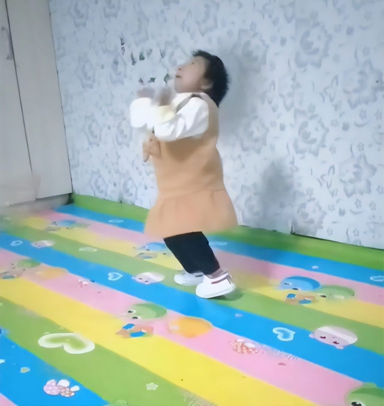 "袖珍女孩"刘爽:19岁身高64厘米,父母因爱坚守从不言弃