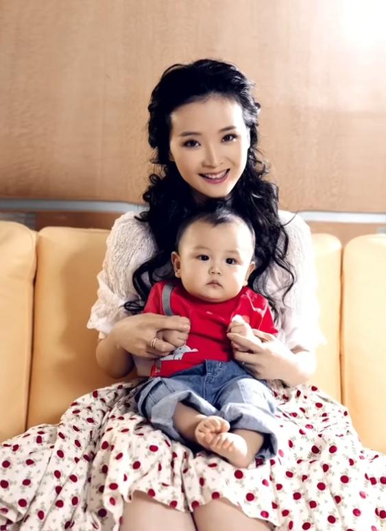 王艳晒儿子成长照,17岁球球露正脸遗传妈妈美貌,长成大帅哥