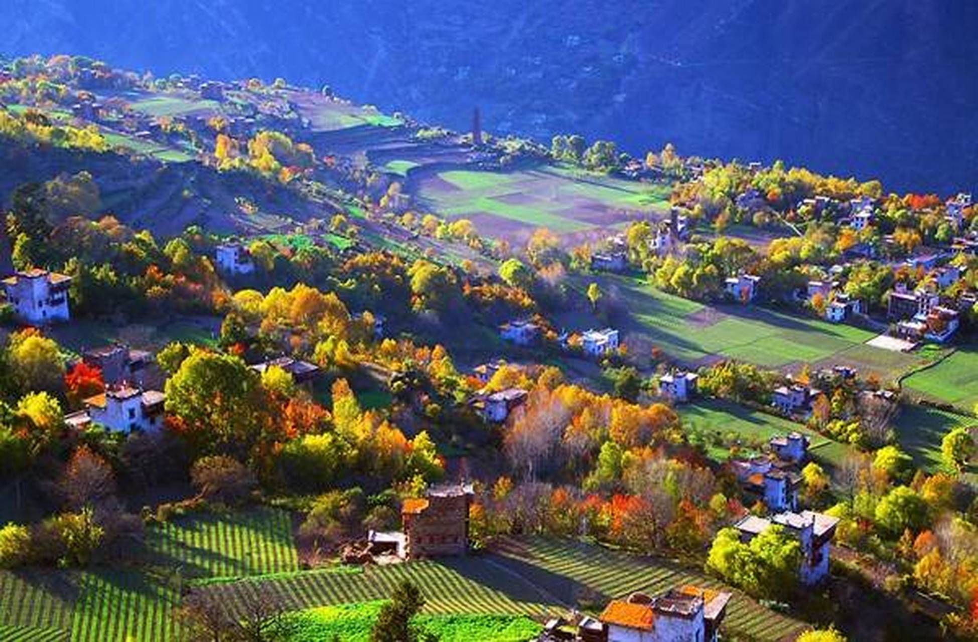 甲居藏寨位于四川甘孜藏族自治州丹巴县,这里的藏式民居建筑风格
