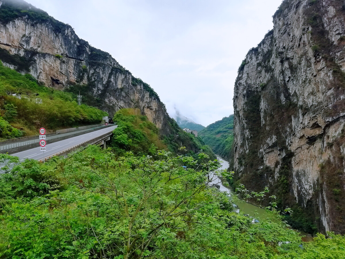 雲南鎮雄旅遊有什麼景點?