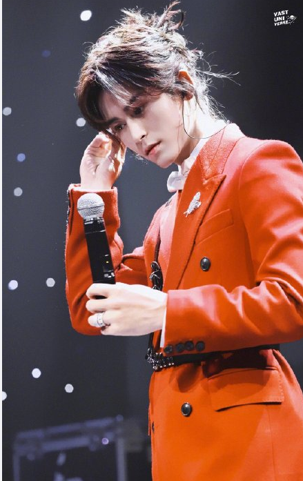 张哲瀚再穿红衣古装,银发造型成动漫人物,网友:"老婆"太美