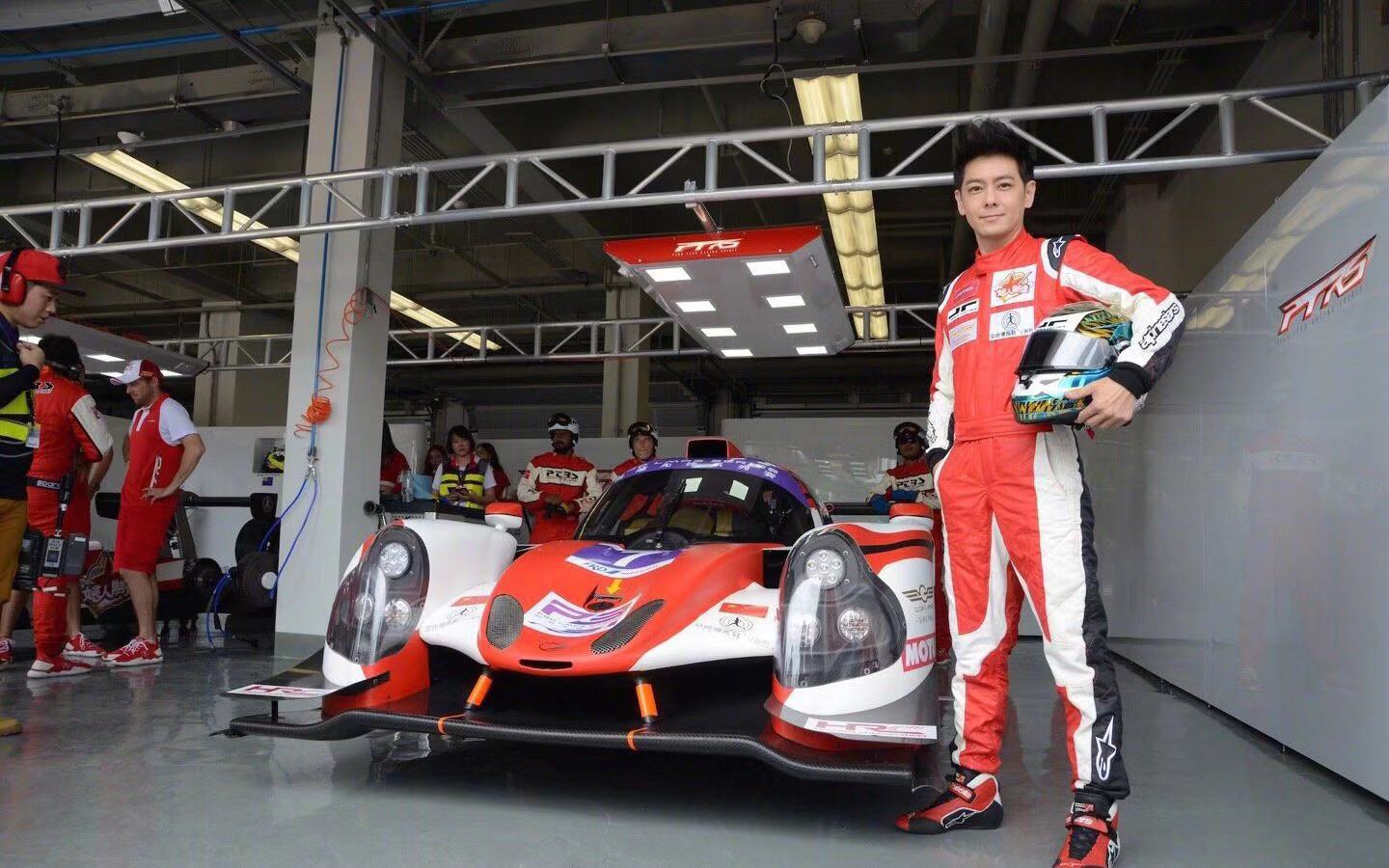 林志颖车祸后再度开赛车:尽管经历了特斯拉事故,但没有任何阴影