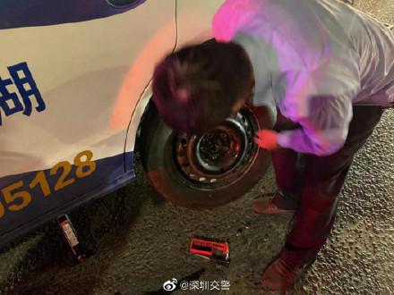 出租車爆胎無法行駛,鐵騎幫忙迅速更換