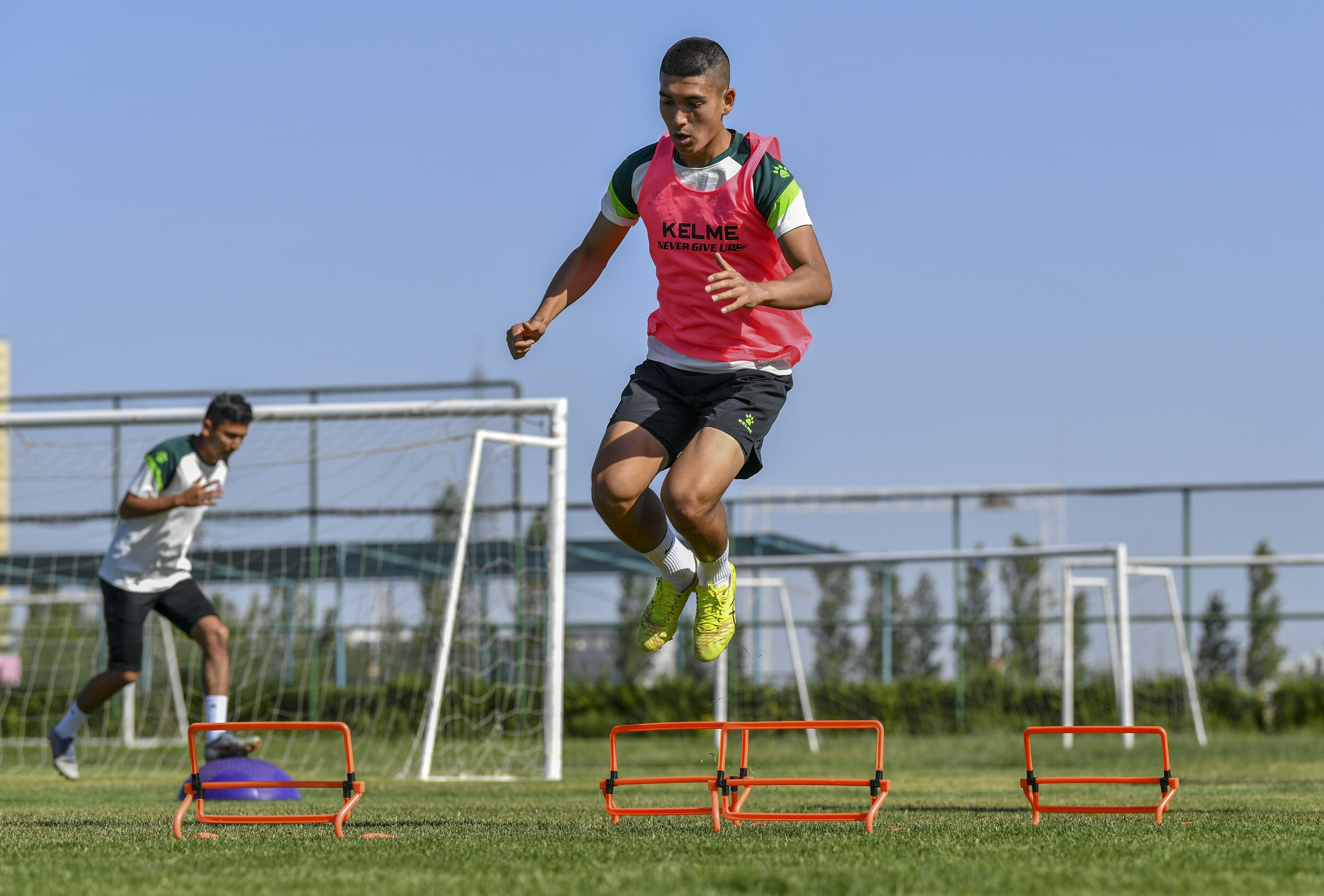 足球——中甲:新疆雪豹纳欢队进行训练(4)