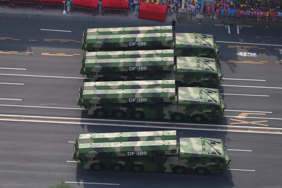 (国庆阅兵式上出现的两联装东风100导弹发射车)而东风100要比东风10a