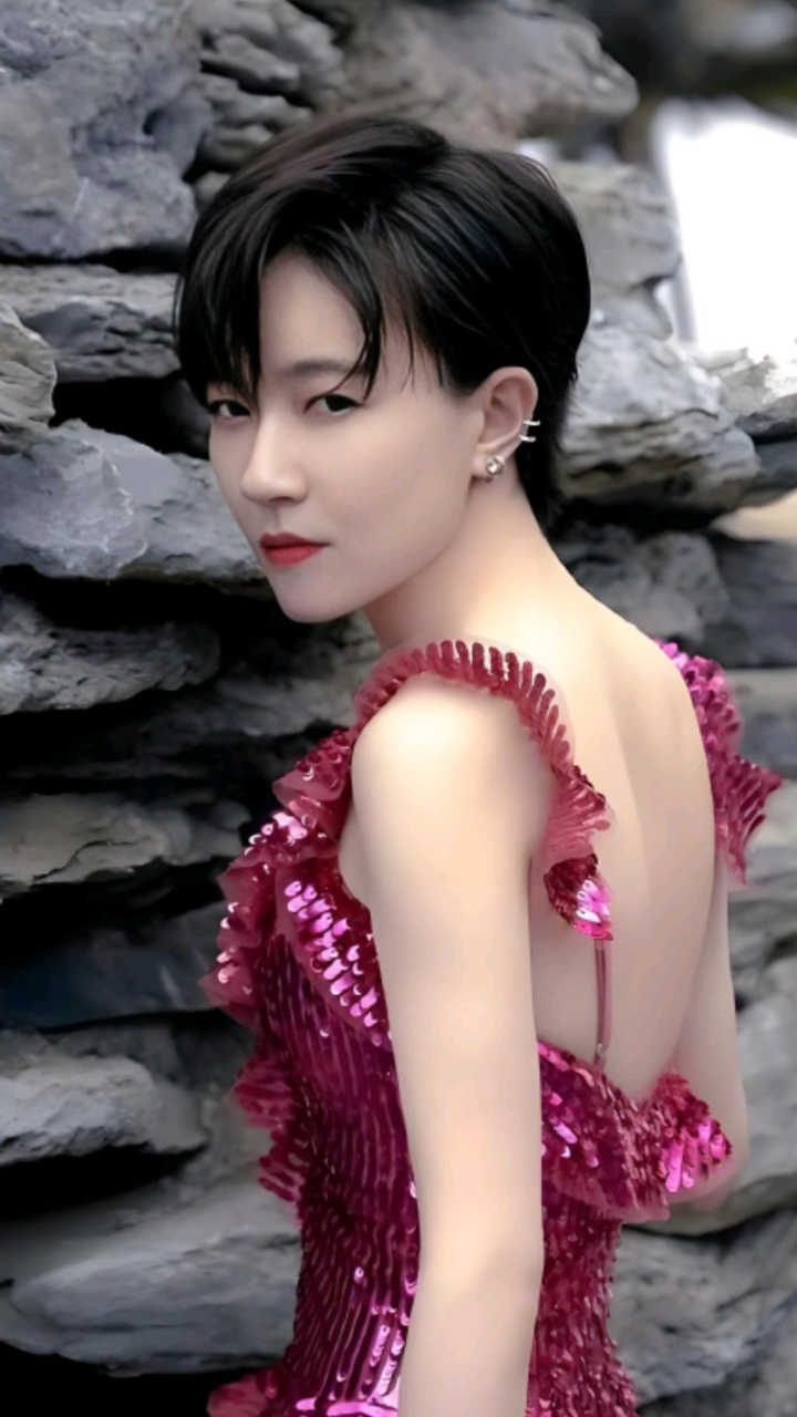 焦俊艳短发造型逆袭,娱乐圈玄学显现