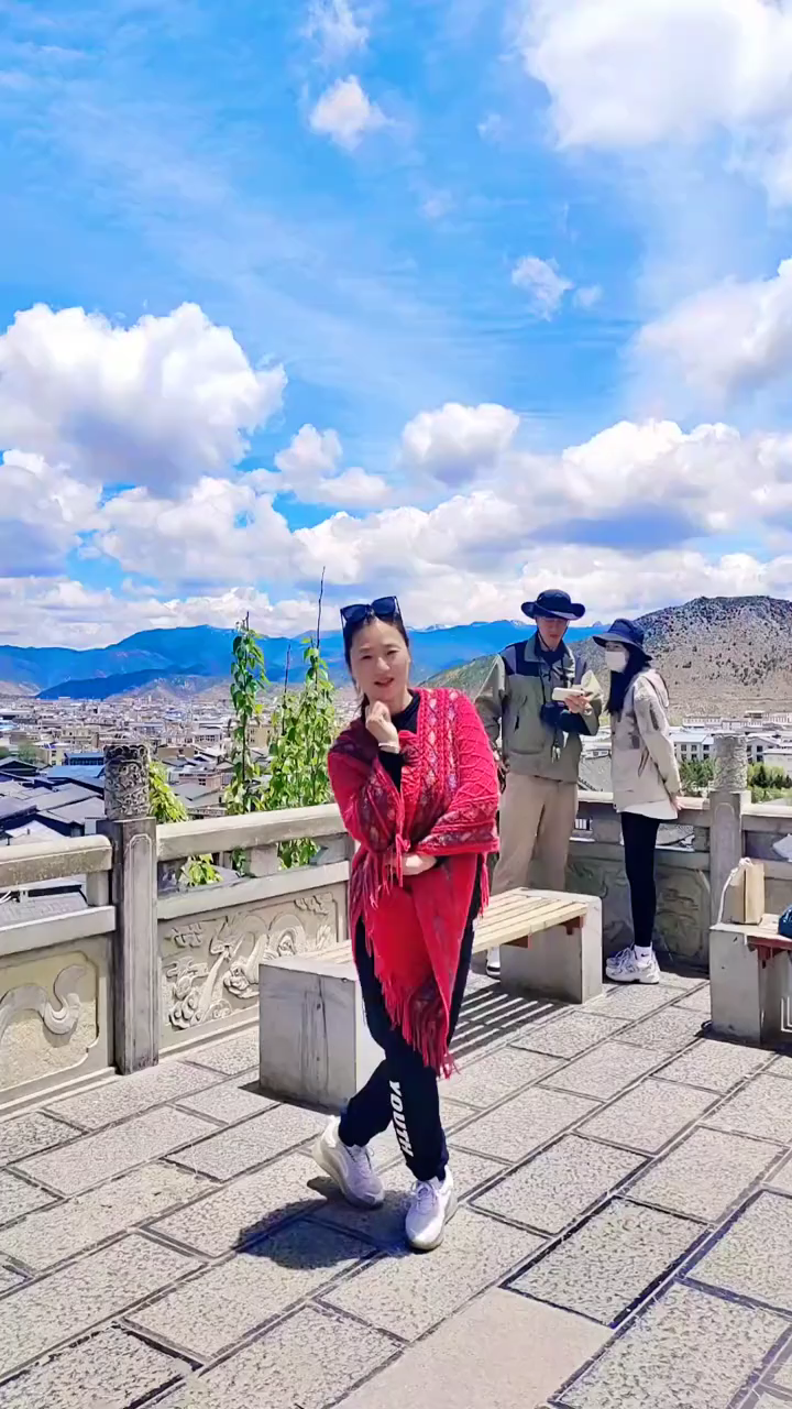 美女旅游心情大好舞蹈一段