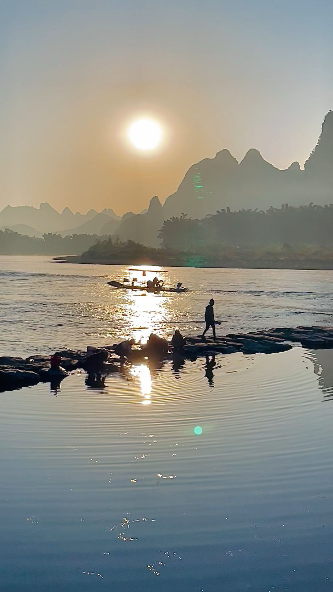 桂林山水 兴坪漓江风景 清晨的景色很美