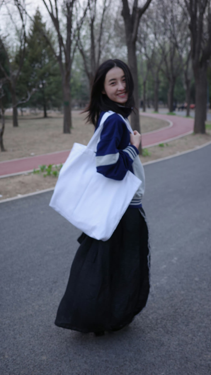 北电毕业照没有张子枫,网友:延毕也能拍毕业照吧