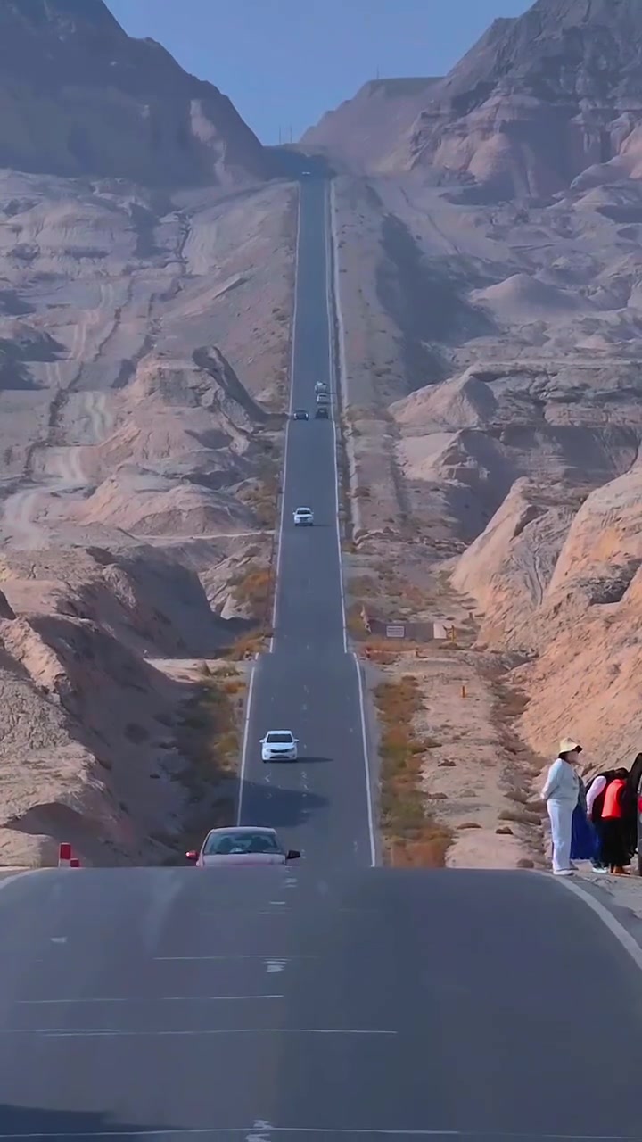 新疆网红u型公路,你喜欢最美的风景在路上的感觉吗?