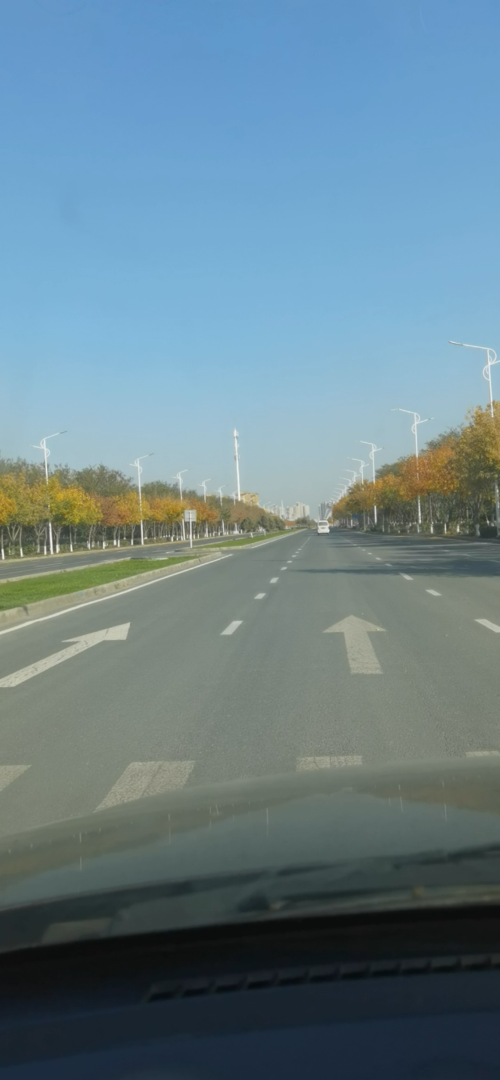 宽阔道路风景图图片