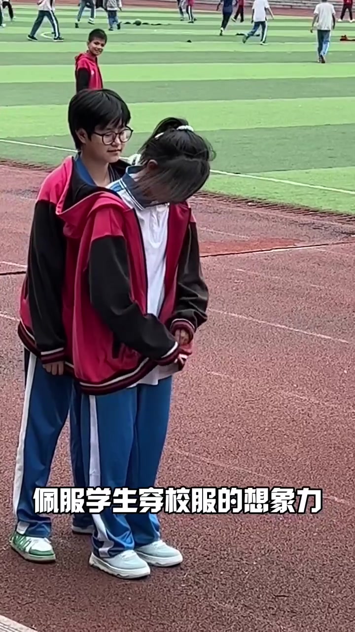 这校服穿着有点特色