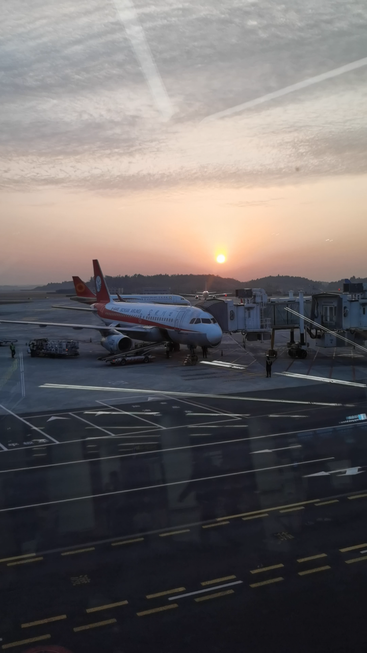 早晨太阳普照飞机