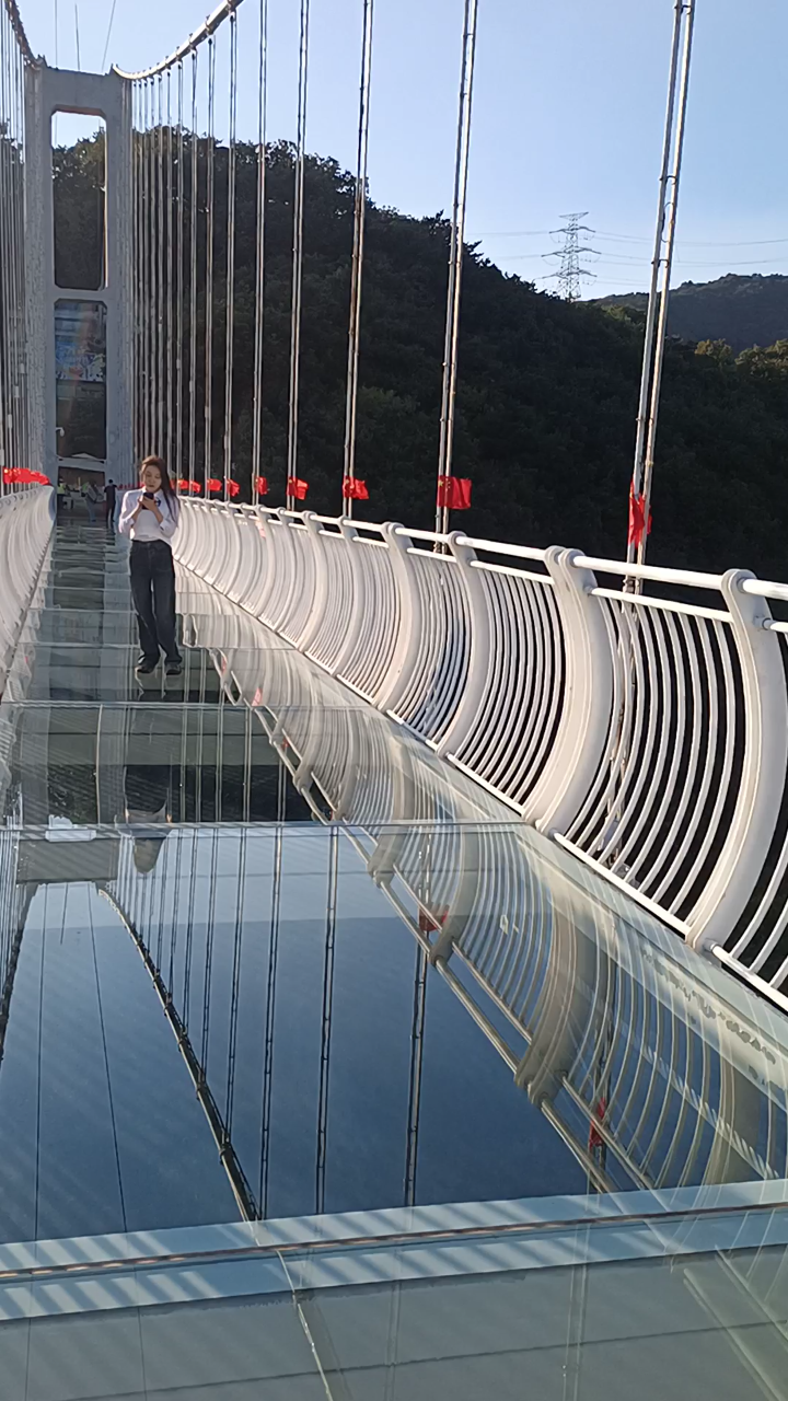 探索最长玻璃栈道,挑战心跳极限