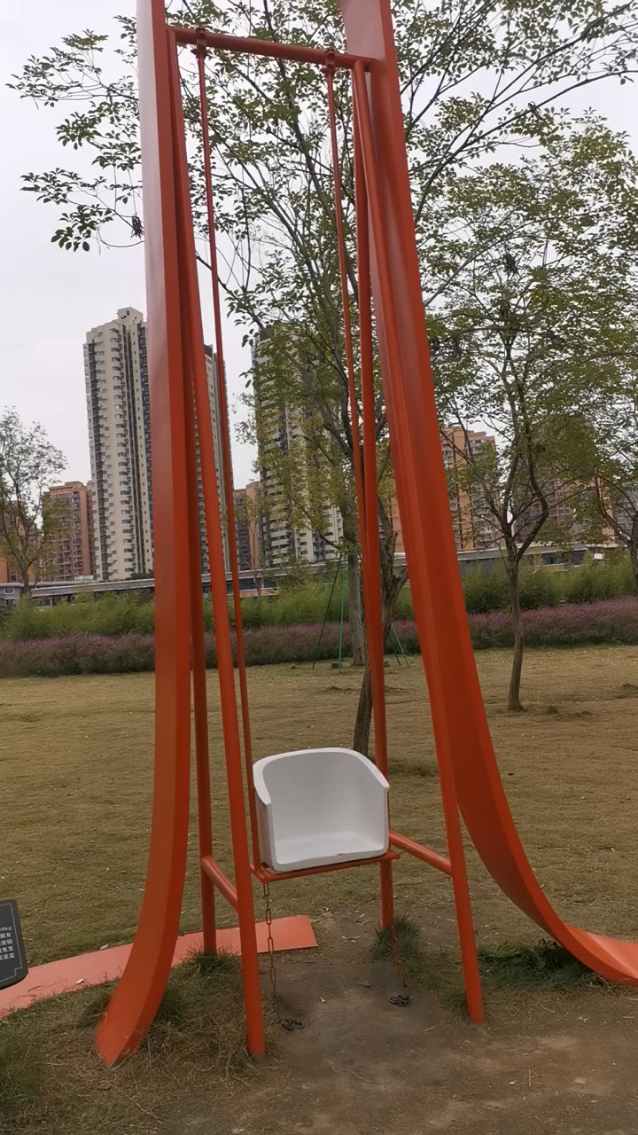 没注意到有这么高的一个秋千架