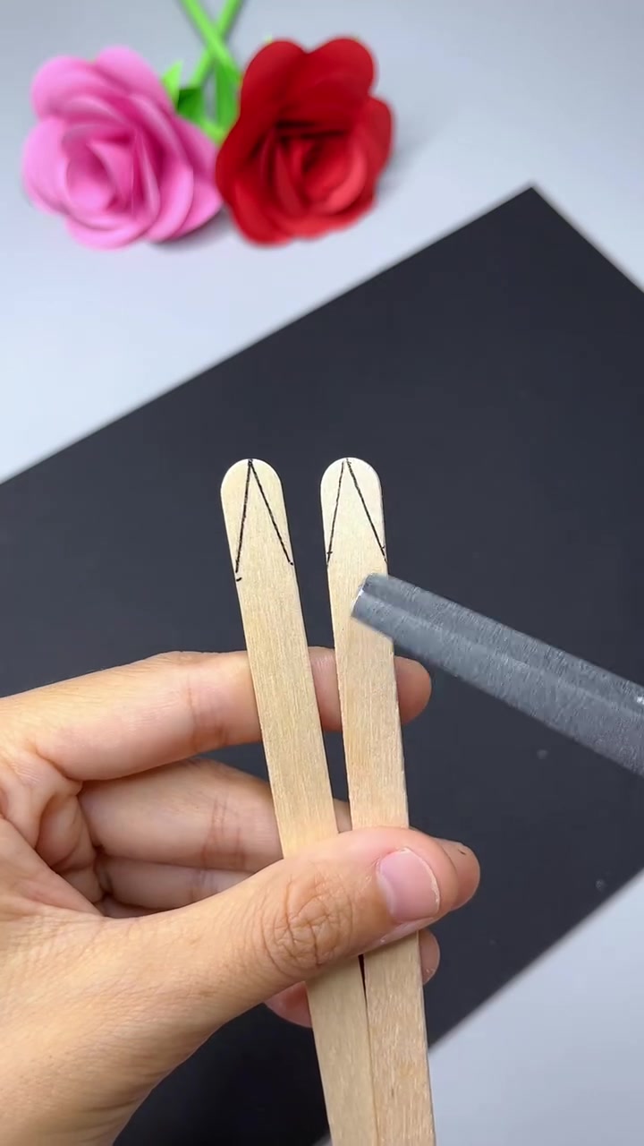 用吃完的雪糕棒制作镊子,超级实用