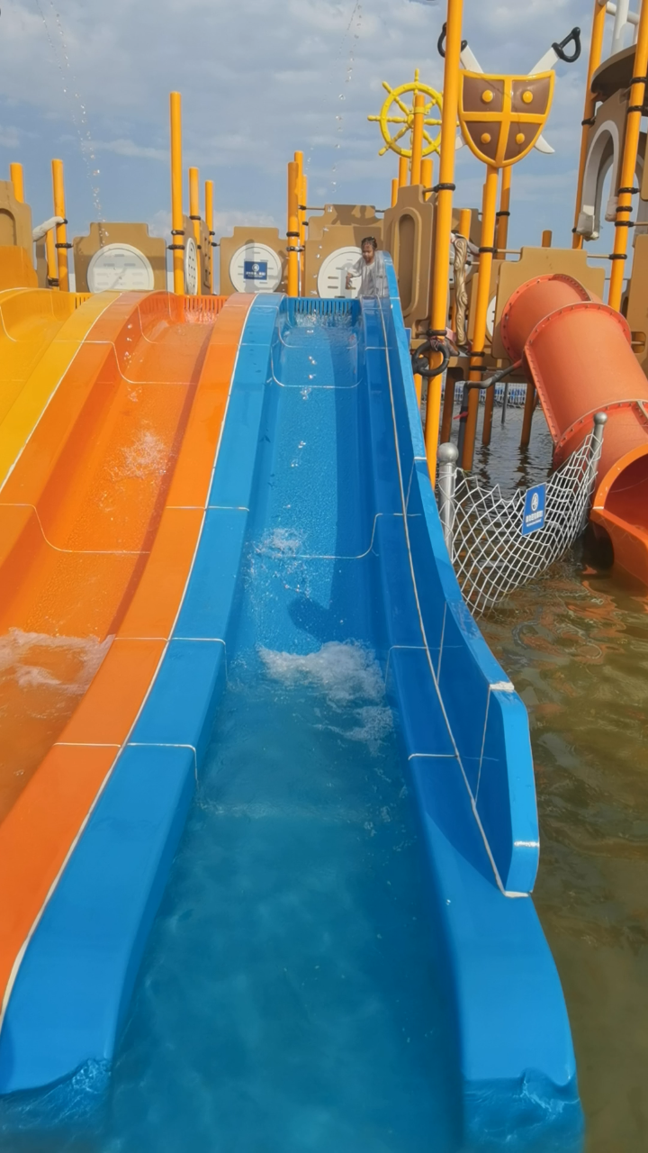 游乐园水上滑梯刺激