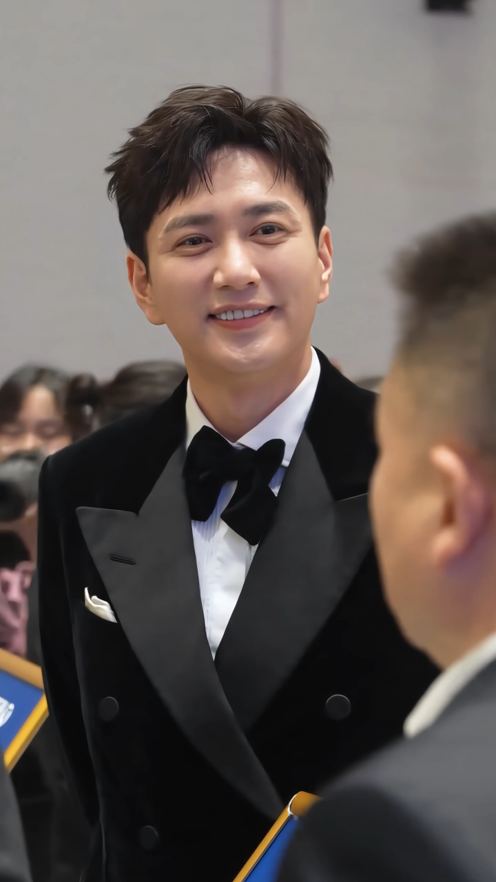 西装革履的王仁君,比穿休闲装更显帅气