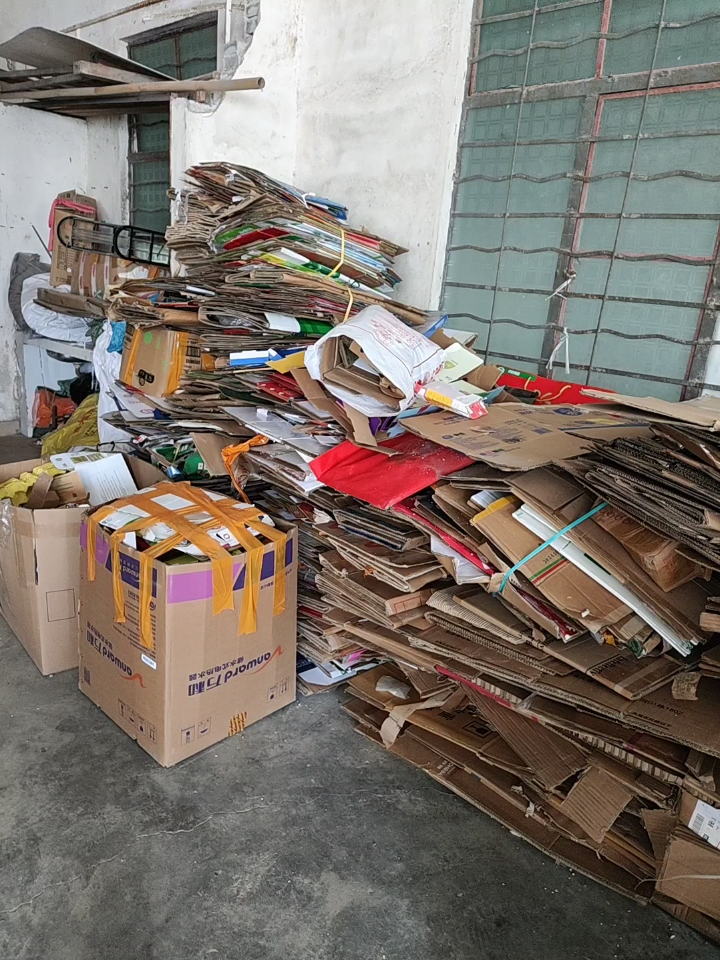 房间里放了一堆废纸