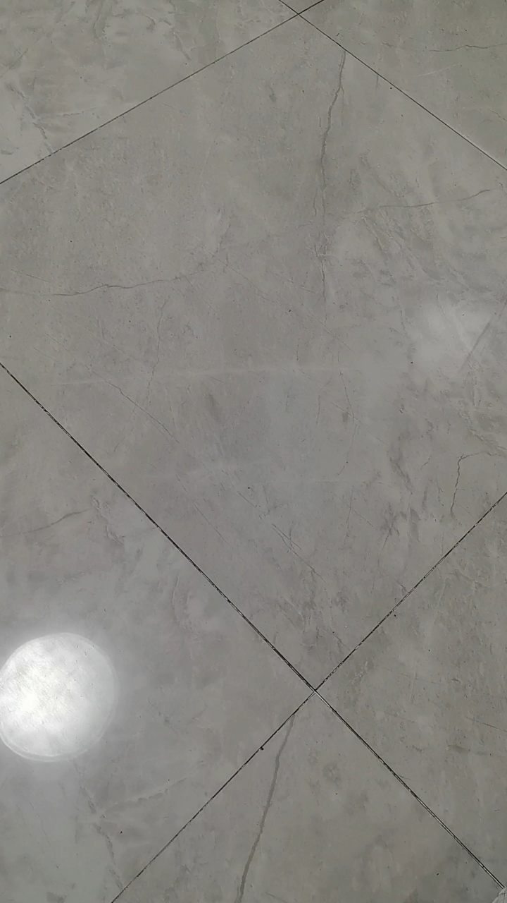 灰色的瓷砖干净整洁