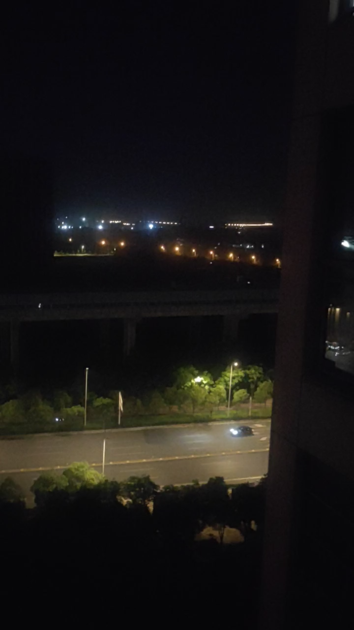 窗外的夜景多么美丽