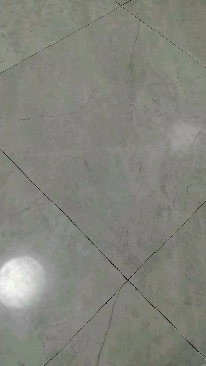 灰色的地板砖既好看又耐脏