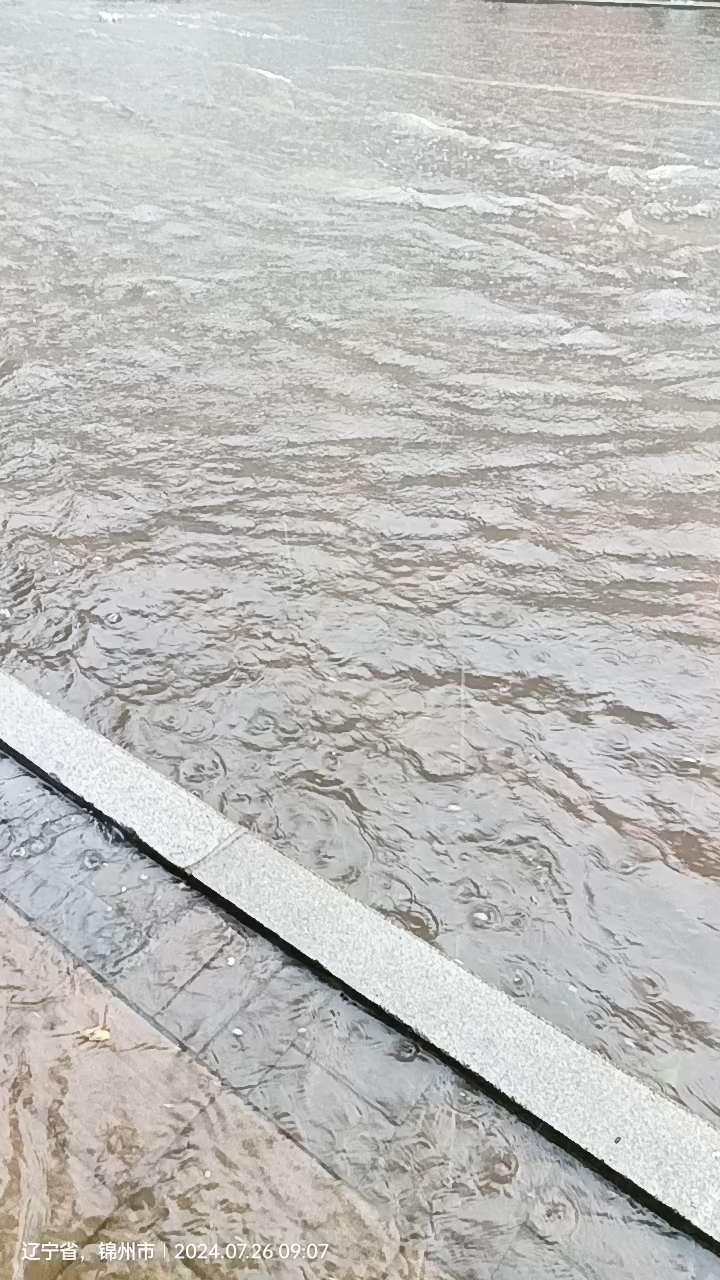 大雨造成马路积水,行人趟河