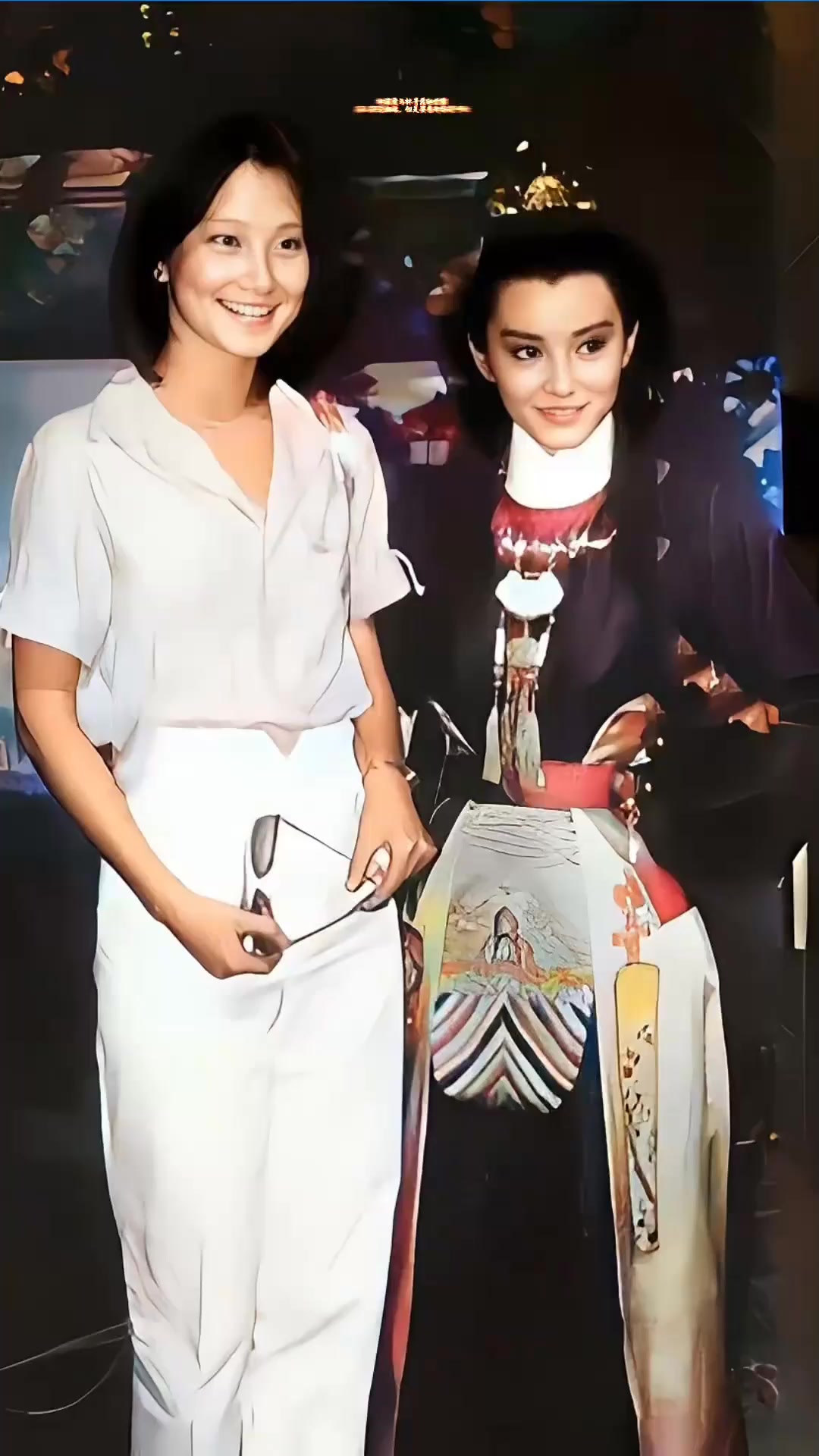 林丽霞与林青霞的合影,两人虽是姐妹,但是姿色却各有千秋