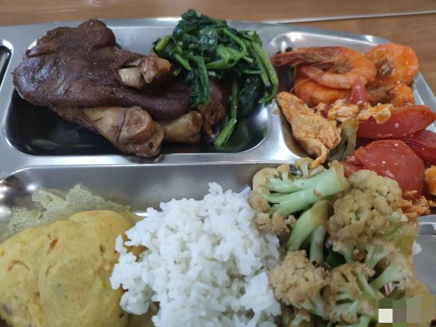 当公务员的表妹发来的工作餐照片,我看看手里的饼,我承认我酸了