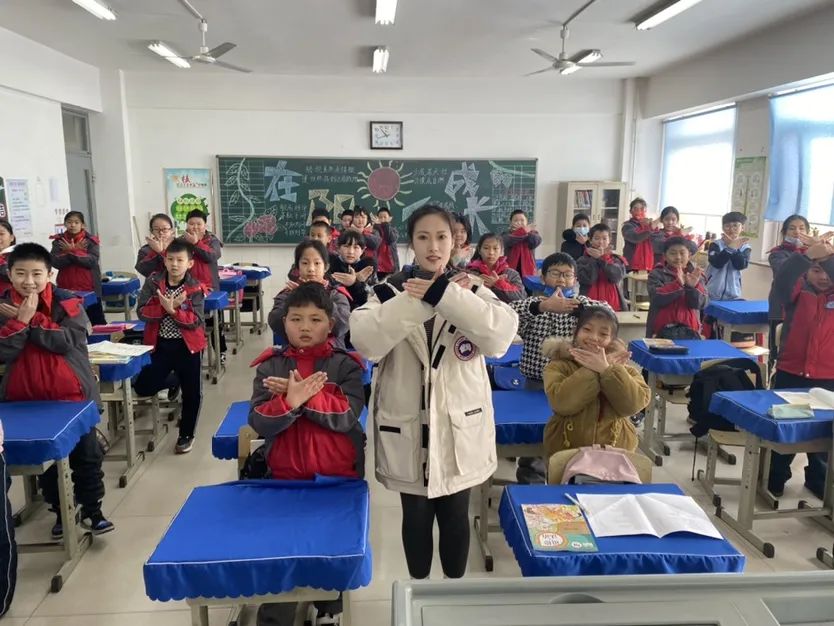 潍坊市育华学校小学部音美课绘冬奥唱冬奥我们和冬奥在一起