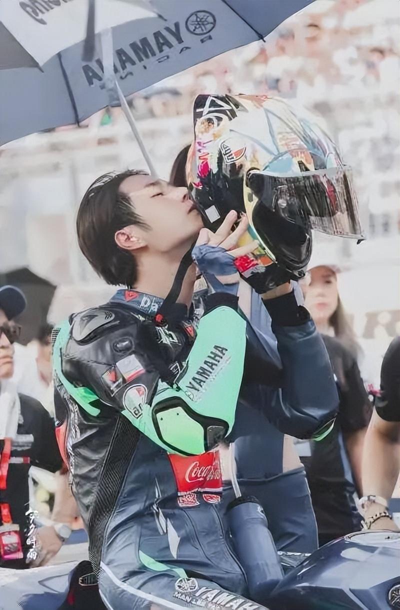 舞台酷盖厨房杀手,王一博的鸡撕艺术